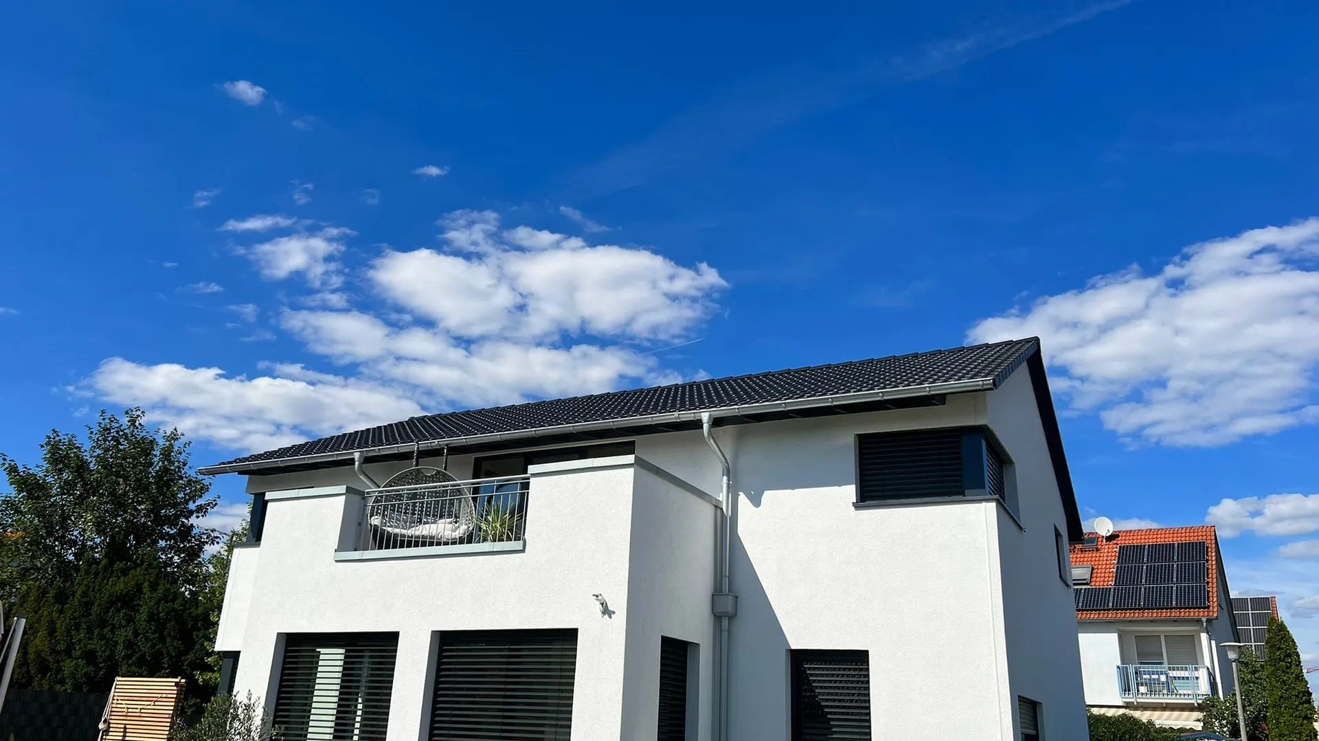 Geradlinige Dacheindeckung für ein modernes Einfamilienhaus
